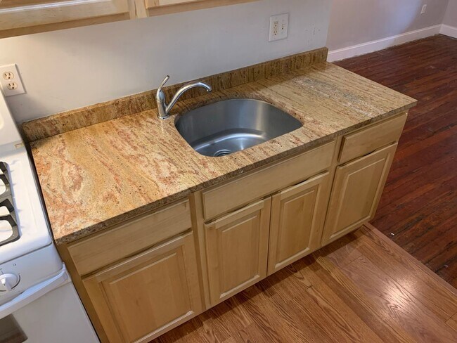 Building Photo - Amazing Studio Apartment located in Univer...