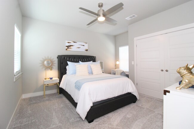Building Photo - 2047 S Florida Way