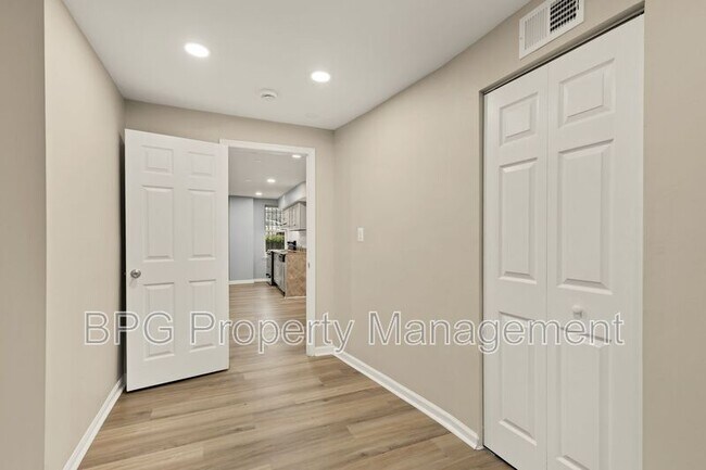 Building Photo - 1033 5th St NE