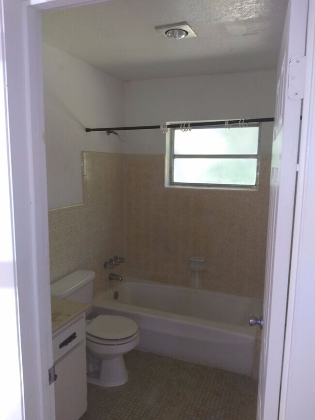 Building Photo - 3 Bed 1 Bath Home | Pet Friendly | Washer ...