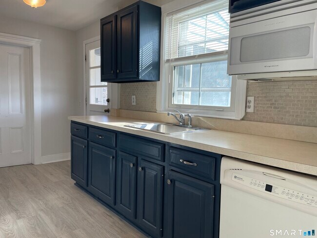 Building Photo - 247 East Ave