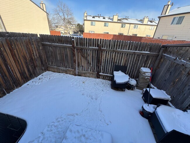 Building Photo - 3 BED 2 BATH TOWNHOME CENTRALLY LOCATED IN COLORADO SPRINGS!!!