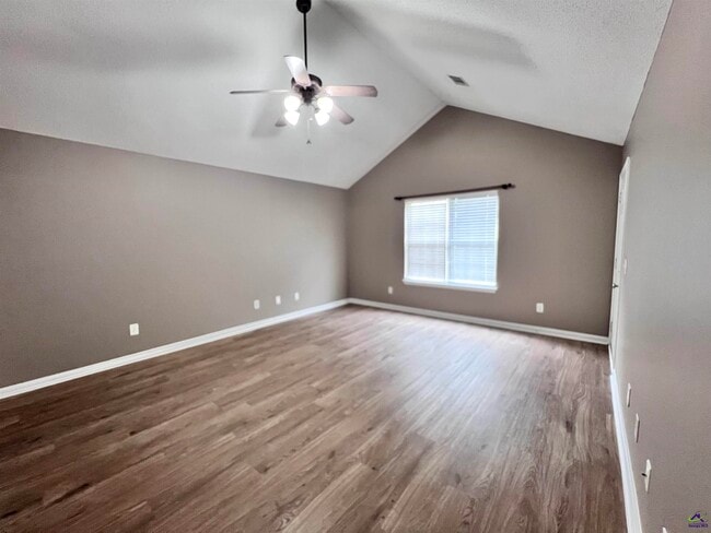 Building Photo - 221 Deer Track Ct