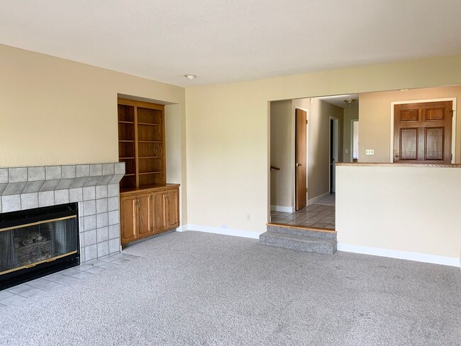 Building Photo - 2 Bedroom / 2.5 Bath Condo in Ridgemark