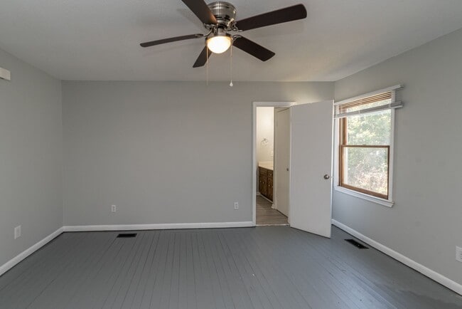 Building Photo - Updated 2 BD/ 2 BA home in Harrisburg avai...