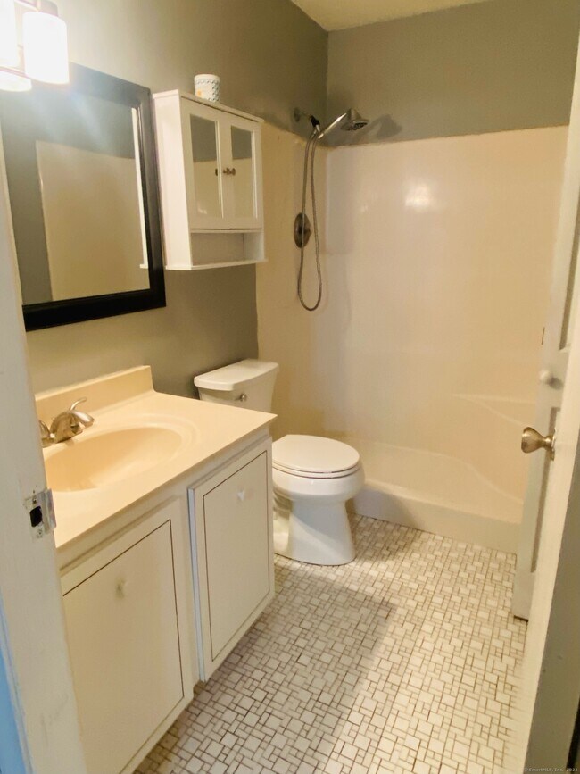 Building Photo - 507 Twin Circle Dr