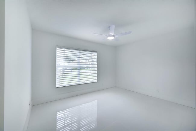 Building Photo - 6014 Golf Villas Dr