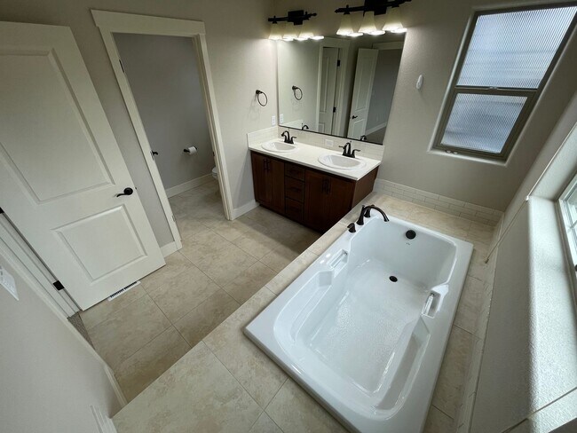 Building Photo - Lovely North Plains 4Bd 2.5Ba Home with Ja...
