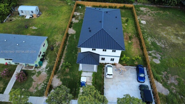 Building Photo - 722 NW 6th Ct