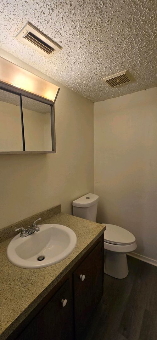 Building Photo - AVAILABLE NOW! 2 Bed / 1.5 Bath Townhome in Longview!