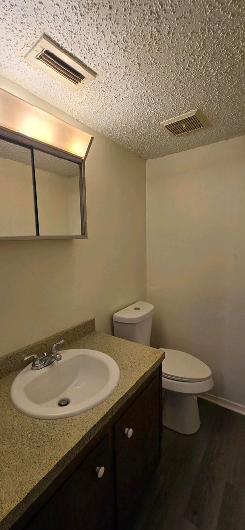 Building Photo - Coming Soon! 2 Bed / 1.5 Bath Townhome in ...