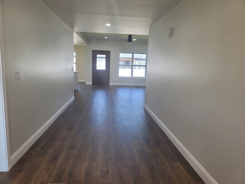 Building Photo - 3611 Sand Dr