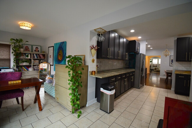 Building Photo - 4947 W Parker Ave