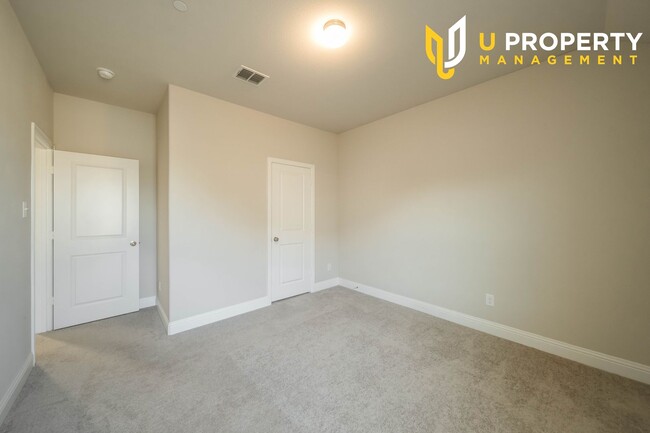 Building Photo - 4 bed and 3.5 bath Townhome in Plano!