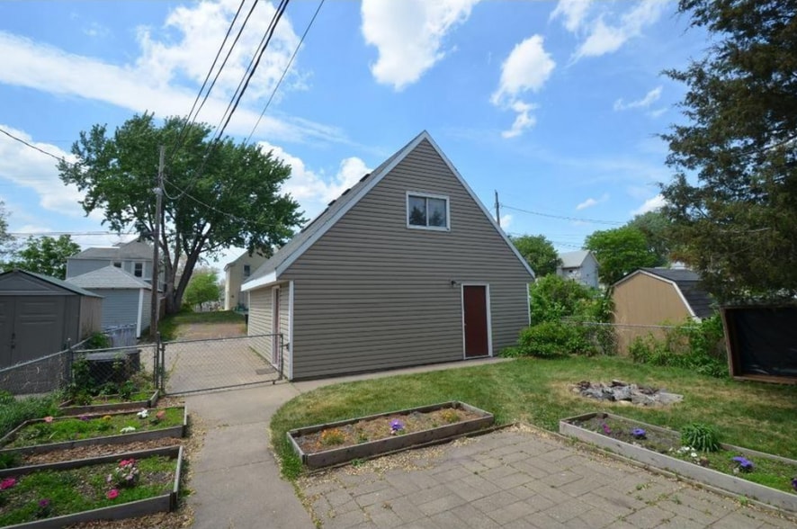 Building Photo - 616 Fillmore st ne