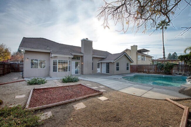 Building Photo - Spacious 5 Bedroom Clovis Home