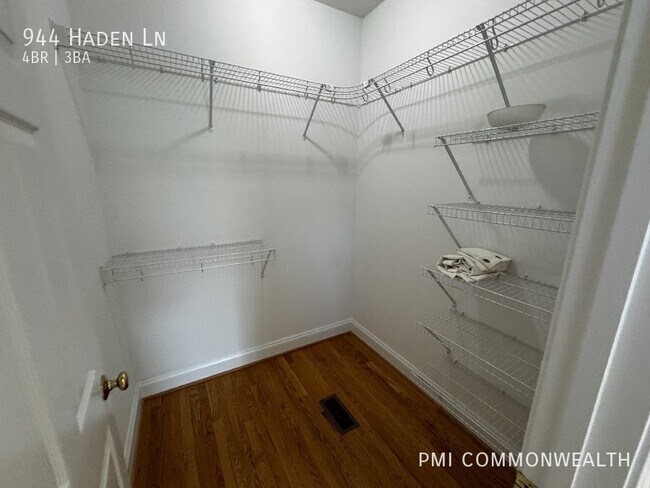 Building Photo - 944 Haden Ln