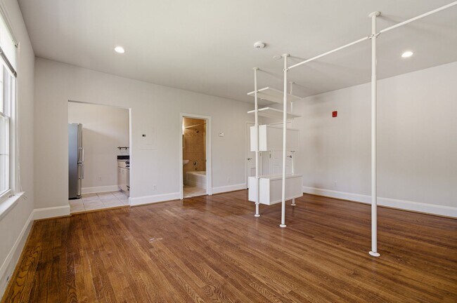 Building Photo - 422 Butternut St NW