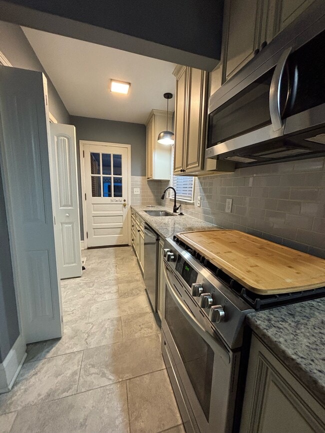 Building Photo - 1420 Pine Valley Loop