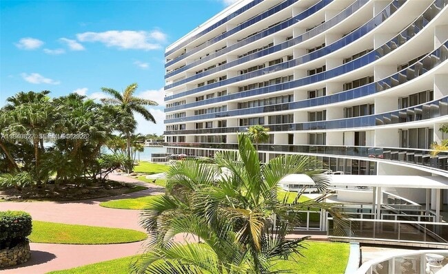 Building Photo - 900 Bay Dr