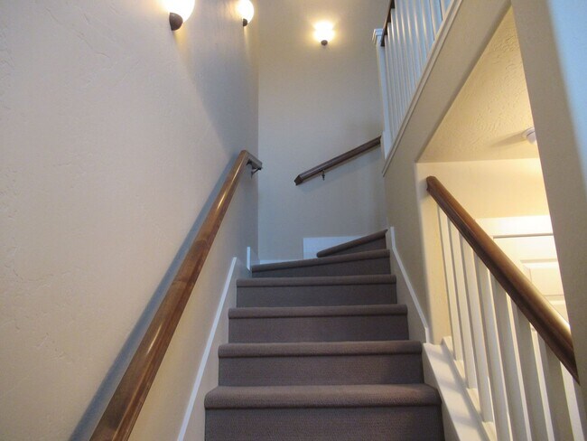 Building Photo - 2 Bed 2.5 Bath Furnished River Lakes Townhouse!