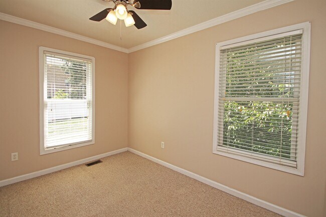 Building Photo - 760 Camelot Ln