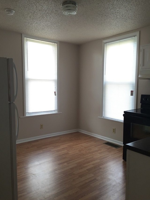 Building Photo - 836 Dewey Ave