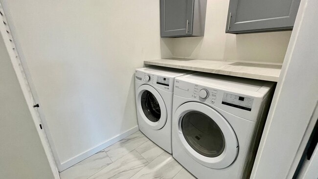 Building Photo - FULLY FURNISHED, STUNNING, BRAND NEW CONST...