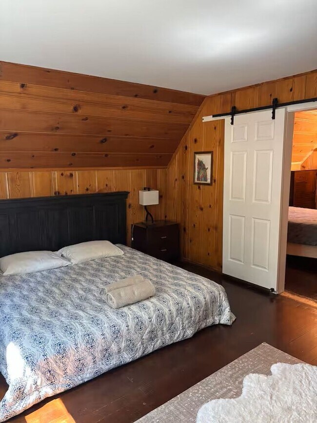 Building Photo - Vintage 5 bedroom Home with Three Car Garage