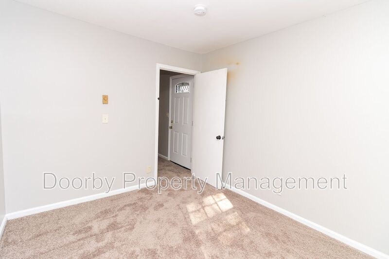 Building Photo - 6619 Fairview Rd