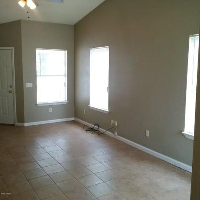 Building Photo - 2 bedroom 2 bath duplex, walking distance ...