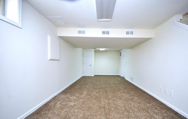 Building Photo - 667 Lakewood Dr