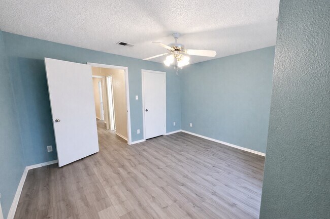 Building Photo - 3815-3815 Dock View Ln