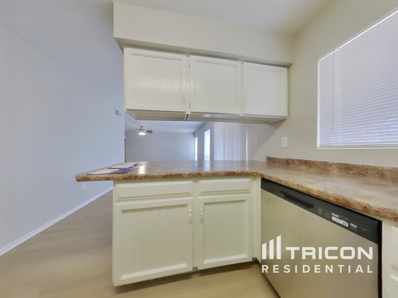 Building Photo - 955 W Santa Cruz Dr