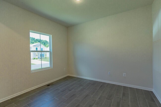 Building Photo - 4 Bed, 3 Bath, Single Family Home in Hedgesville, WV