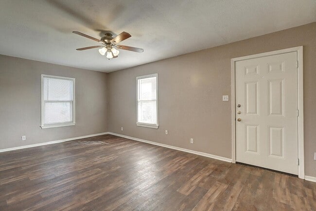 Building Photo - 10921 Shady Ln