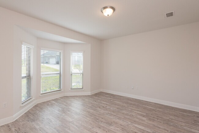 Building Photo - 9599 Pebble Stone Dr