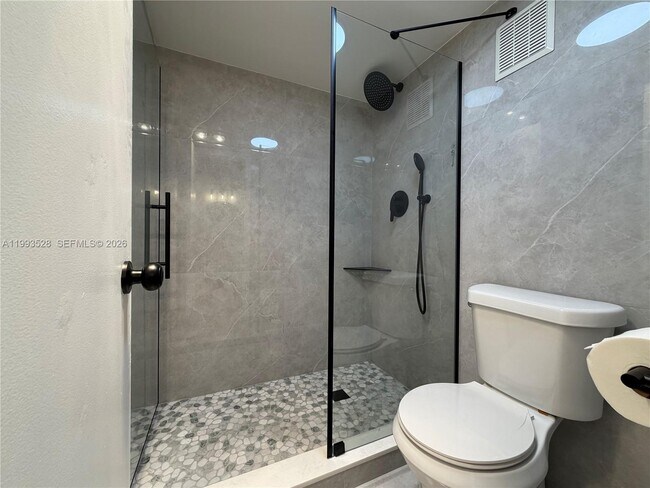 Building Photo - 400 Commodore Dr