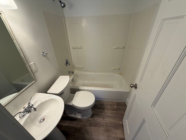 Building Photo - Home for rent near Augustana college