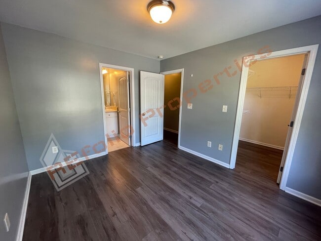 Building Photo - Great Location! 3 Story, 3 Bedrooms, 3.5 B...