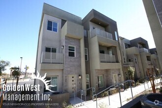 Building Photo - Elegant 4Bdm 4.5Ba Townhouse in Prime Las ...