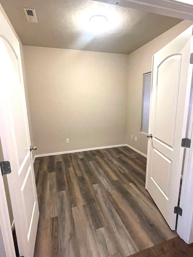 Building Photo - Charming Very Spacious 2-Story Home for Rent in Pasco, WA – Ideal Location Off Road 68!