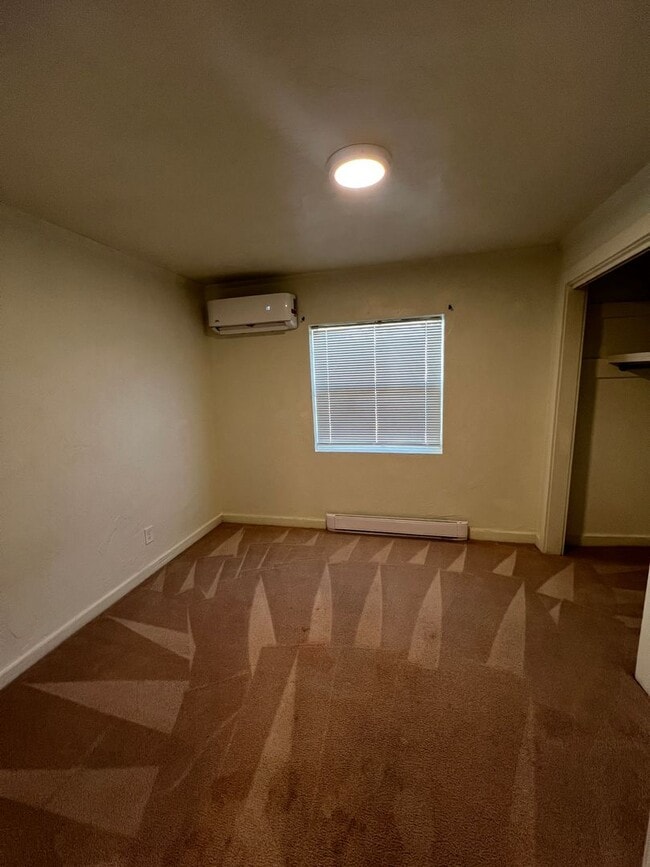 Building Photo - 2BD/1 BA Duplex
