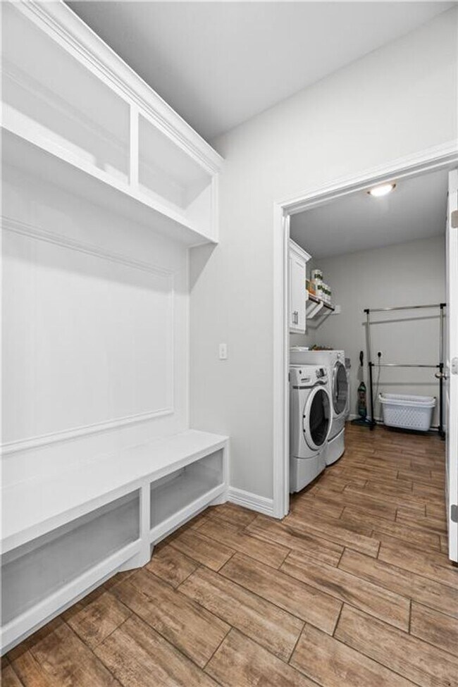 Building Photo - 4 Bedroom | 3 Bathroom | Centrally Located