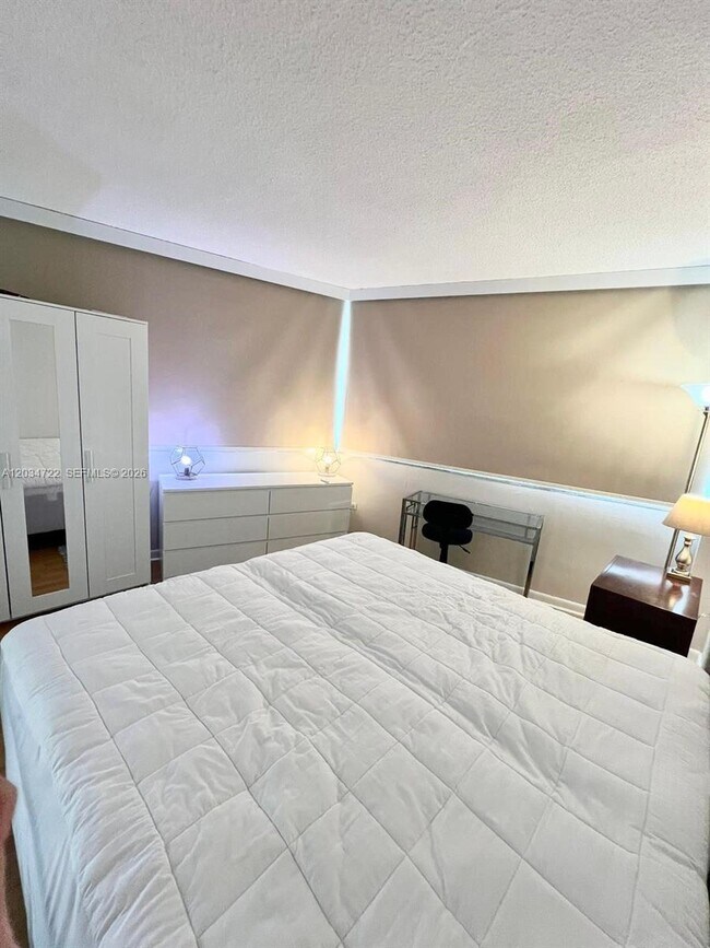 Building Photo - 905 Brickell Bay Dr