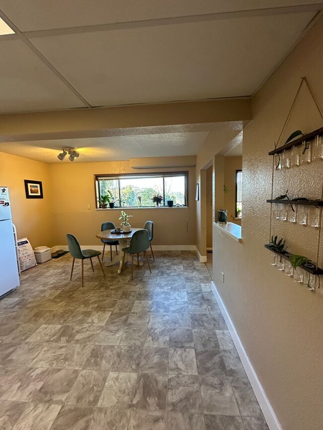 Building Photo - 2 bedroom 1 bath daylight basement unit in the heart of Edmonds