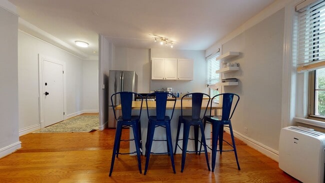 Building Photo - Bright & Sunny Large One Bedroom With Vaul...