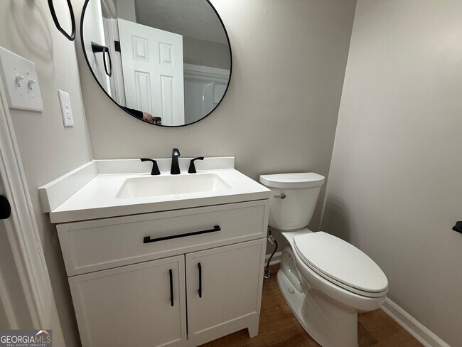 Building Photo - 115 E Greenwood Dr