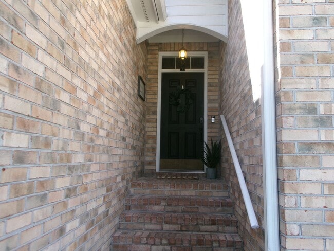 Building Photo - Walk to the Ocean from this 3 bedroom, 2.5...