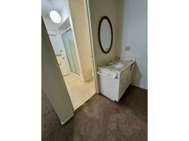 Building Photo - Next to a school! Walking distance to restaurants!